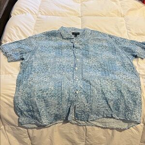 Peter Millar Crown Crafted Men’s Shirt
Size: XXL
Color: Blue & White